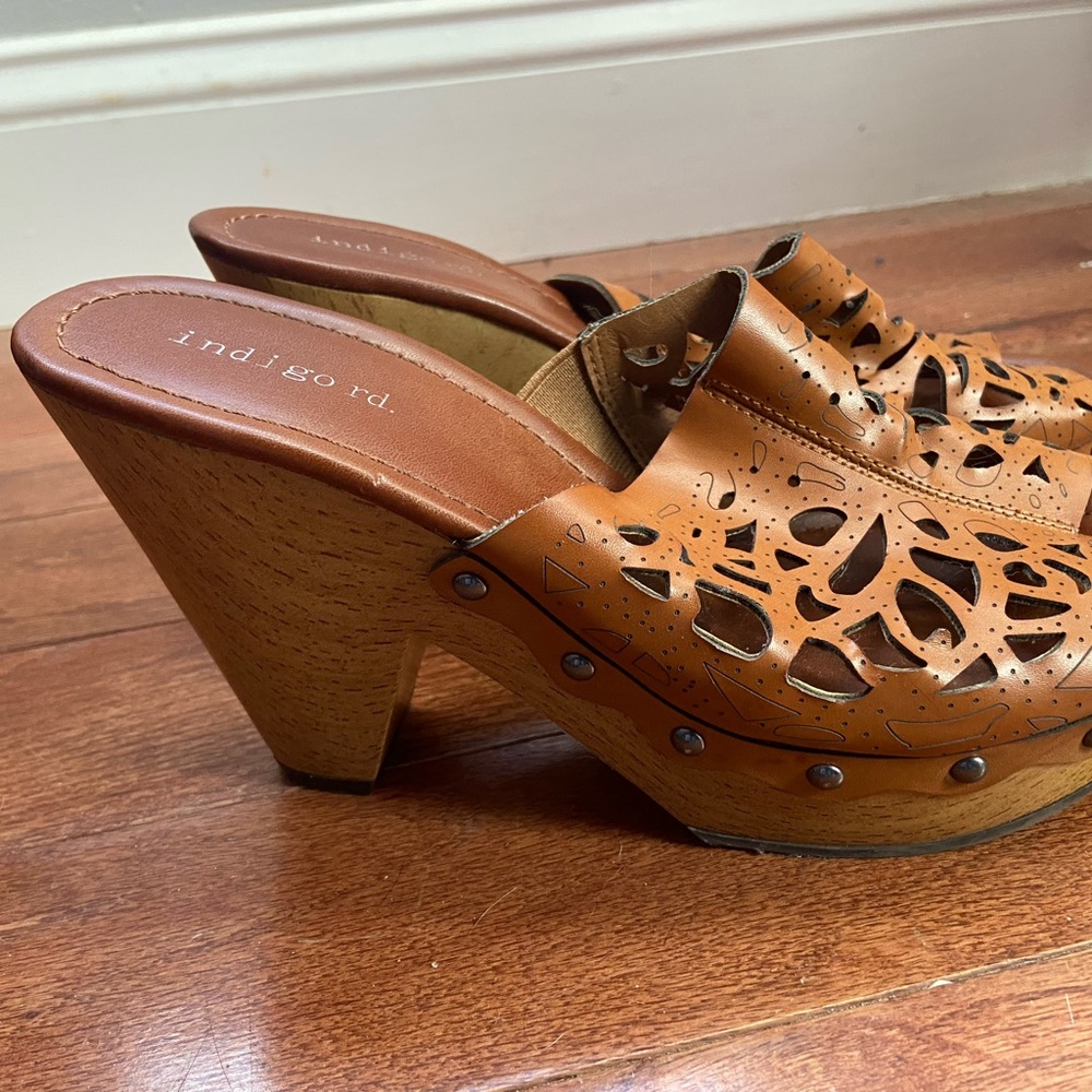 Ladies size 8 heels - Picture 3 of 4